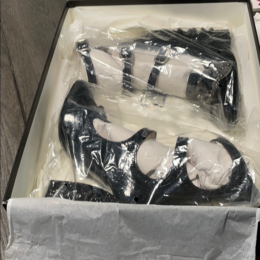 GUCCI PATENT LEATHER EMBELLISHED PUMPS - Picture 11 of 11